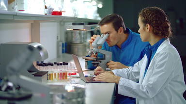 科学家团队工作实验室实验室团队显微镜研究